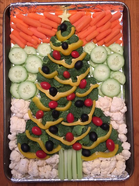 Veggie Tray For Kids Christmas Party, Christmas Tree Shaped Veggie Tray, Veggies Christmas Tree, Holiday Veggie Trays Christmas, Christmas Fruit And Veggie Tray Ideas, Holiday Vegetable Tray, Winter Veggie Tray, Christmas Veggie Platter Ideas, Christmas Themed Veggie Tray