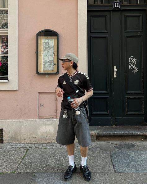 Summer Fit Men Streetwear, Men’s 90s Outfits Jorts, Vintage Shorts Outfit Men, Summer Jorts Outfit Men, Denim Shorts Men Outfit Street Styles, Grey Jorts Outfit Men, Big Shorts Outfit Men, Jorts Inspo Men, Summer Outfit Men Streetwear