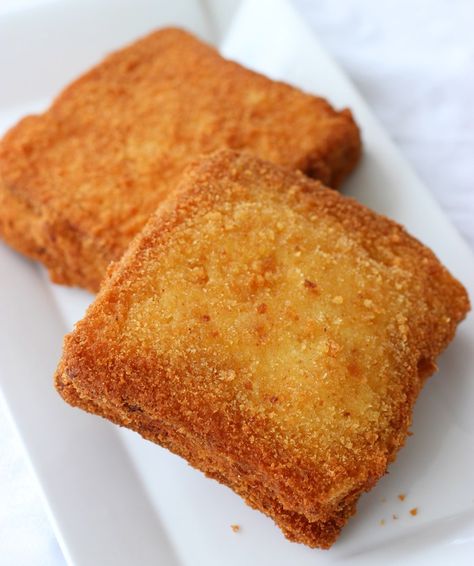 Mozzarella In Carrozza is an Italian deep-fried mozzarella sandwich - Golden crisp on the outside and creamy melt-in-your-mouth on the inside. Italian Fries, Vegetarian Italian Recipes, Gnocchi Recipes Easy, Fried Mozzarella, Mozzarella Sandwich, Vegetarian Italian, Recipe Tin, Sicilian Recipes, Fair Food Recipes