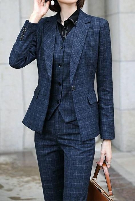 Formal Suits For Women, Look Working Girl, Work Outfits Frauen, Dark Blue Suit, Women Suits Wedding, Blue Suits, One Button Blazer, Womens Office, Women White Blouse