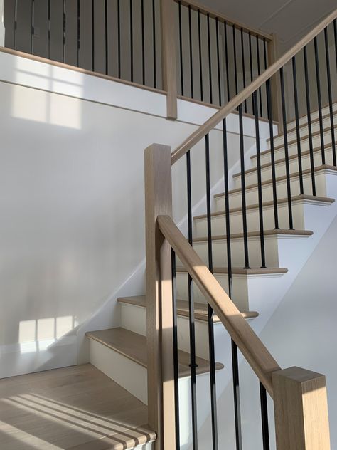 Scandinavian Staircase, Modern Farmhouse Staircase, Modern Staircase Design, Staircase Styles, Modern Stair Railing, Staircase Railing Design, Contemporary Staircase, Stairs Design Interior, House Staircase