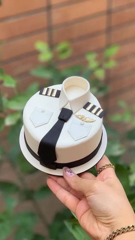 Pilot Birthday Cake Ideas, Pilot Cake Design, Cake For Pilot, Pilot Cake Ideas, Pilot Theme Cake, Flight Attendant Cake, Aviation Cake Ideas, Pilot Birthday Cake, Bday Cake For Boyfriend