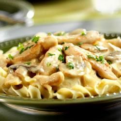 Easy Chicken Stroganoff Recipe, Stovetop Dinners, Easy Chicken Stroganoff, Spider Killer, Campbells Soup Recipes, Campbells Recipes, Chicken Stroganoff, One Skillet Meals, Creamy Mushroom Sauce