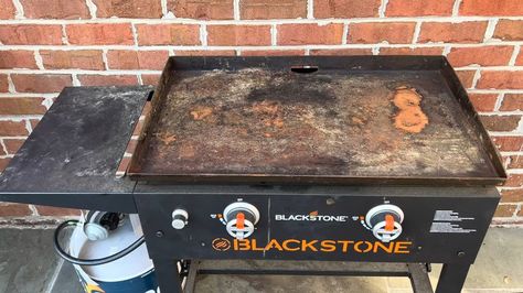 Remove Rust And Grime From Your Blackstone Griddle With A Citrusy Ingredient Flat Top Grills, Lemon Cleaning, Fireplace Facing, Outdoor Grill Station, Blackstone Grill, Large Family Meals, Remove Rust, Flat Top Grill, Face Home