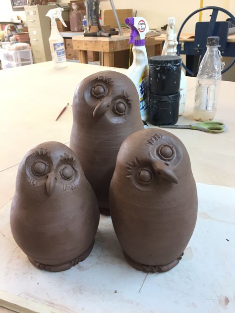 Owl banks Animal Banks Ceramics, Owl Pinch Pot, Owl Ceramic Pottery, Ceramic Owls Pottery Ideas, Ceramic Owl Sculpture, Raku Pottery Animals, Easy Handbuilding Pottery Ideas, Ceramic Owls Pottery, Pinch Pot Ideas Ceramics Animals