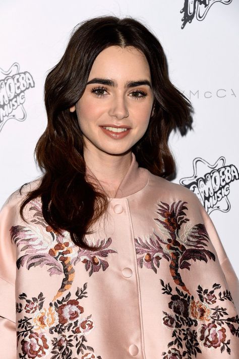 Heart Shaped Face, Heart Shaped Face Hairstyles, Lily Collins Style, Entertainment News Celebrities, Heart Face, Celebrity Hair Stylist, Heart Face Shape, Lily Collins, Beautiful Hijab