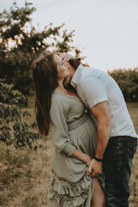 Maternity Photography Apple Orchard, Orchard Maternity Photoshoot, Apple Orchard Maternity Photoshoot, Orchard Photoshoot Family, Orchard Photoshoot, Couple Maternity Photos, Couple Maternity, Outdoor Maternity Photos, Pregnancy Photos Couples