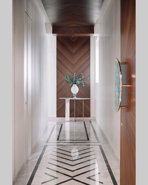 Chestnut Storeys/Farah Agarwal on Instagram: “The warm & welcoming foyer passage being directed into the house by the stunning marble inlay design on the floor. The walls being…” Marble Inlay Designs, Marble Inlay Floor, Floor Pattern Design, Marble Floor Pattern, Italian Marble Flooring, Inlay Flooring, Entryway Tile, Pavement Design, Designer Tiles