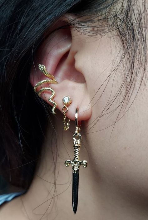 Fantasy Earrings Aesthetic, Pirate Piercings Aesthetic, Pirate Earring Aesthetic, Witchy Ear Piercings, Fantasy Piercings, Punk Ear Piercings, Spring Jewelry Trends, Obsidian Jewelry, Fantasy Earrings