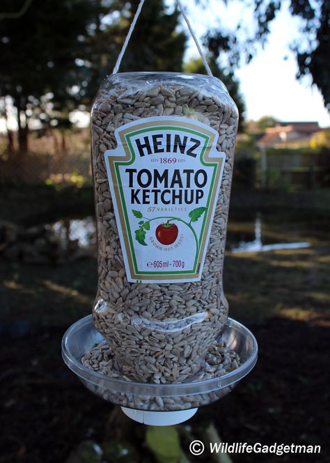 Make a ketchup bottle bird feeder - WildlifeGadgetman.com Diy Recycled Projects, Homemade Bird Feeders, Heinz Tomato Ketchup, Landscaping Flowers, Hanging Bird Feeders, Diy Bird Feeder, Bird Houses Diy, Diy Birds, Recycled Projects