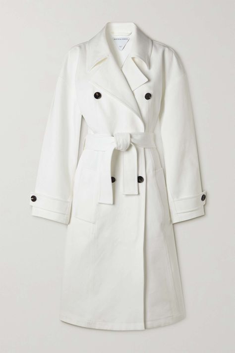 Trench Mania - ZOE Magazine White Trench Coat Outfit, Korean Winter Outfits, White Trench Coat, Mode Mantel, Oversized Trench Coat, Trench Coat Outfit, Oversize Sleeves, Double Breasted Trench Coat, Model Outfits