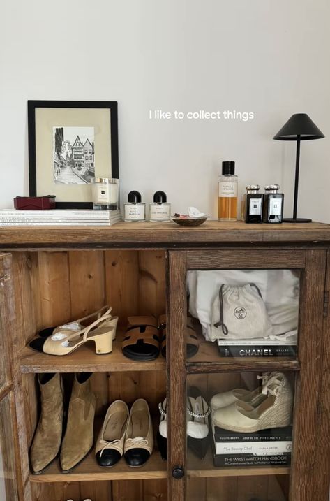 Vintage Glass Cabinet, Unique Storage Ideas, Nightstand Aesthetic, Clothing Rack Bedroom, Interior Simple, Shoe Cabinets, Unique Storage, Glass Cabinet, Apartment Inspiration