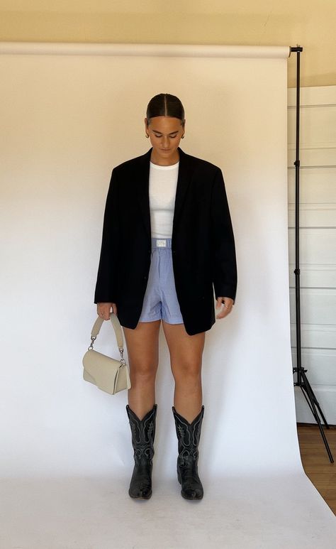 spring outfit with cowboy boots, boxer shorts and a blazer Outfits With Cowboy Boots, Aritzia Outfit, Summer Boots Outfit, Cowboy Boots Outfit, Cowboy Boot Outfits, Coach Outfits, Sand Boots, Texas Summer, Pretty Clothing