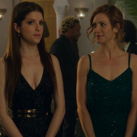 Beca And Chloe, Pitch Perfect Beca, Pitch Perfect Memes, Drawing Refrences, Go Busters, Fan Girling, Lacey Chabert, Brittany Snow, Love Film