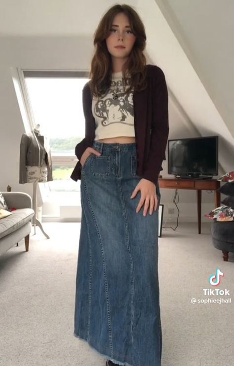 Long Denim Skirt Outfit Grunge, Outfits With Denim Maxi Skirt, Long Denim Skirt Grunge, Mid Size Long Skirt, 70s Denim Skirt Outfit, Denim Maxi Skirts Outfit, Jean Maxi Skirt Outfit Summer, Maxi Demin Skirt Outfits, Outfit With Long Denim Skirt