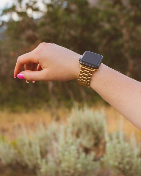 Hey girl🙋‍♀️, it's time to upgrade your wrist game! Swap those rubber bands for something ✨chic✨—your Apple Watch deserves to be as stylish as you are! Apple Watch Gold, Gold Apple Watch Band, Elle Jewelry, Gold Apple Watch, Casual Work Wear, Gold Apple, Wrist Game, Next Clothes, Boot Accessories