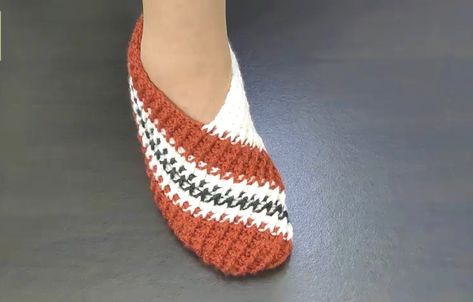 Easy Crochet Slippers, Slipper Pattern, Crochet Slipper, Crochet Flats, Beautiful Slippers, Crochet Slippers Free Pattern, Crochet One Piece, Crochet Slipper Pattern, Handmade Slippers