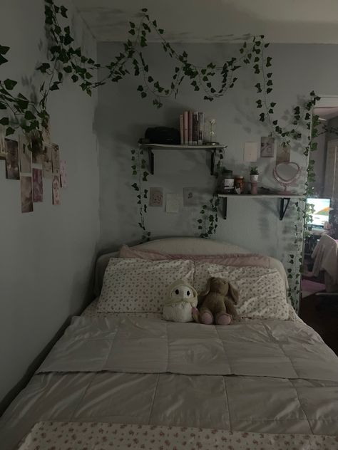 Ivy Vines Aesthetic, Room Ideas Basic, Gray Room Aesthetic, Gray Room Ideas Bedroom, Small Room Makeover, Gray Bedroom Walls, Dream Bedroom Inspiration, Comfy Bedroom, Cosy Room