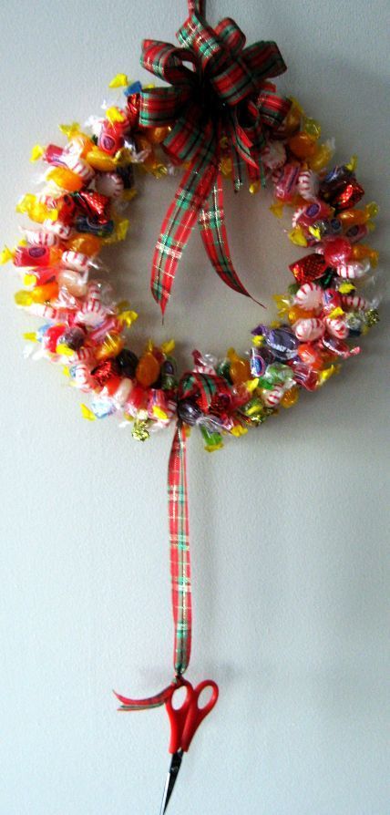 How to make a candy wreath for a school, office, home, or DIY handmade gift idea. Homemade Christmas Wreaths, Kids Mittens, Candy Wreath, Skip To My Lou, Candy Crafts, Mason Jar Crafts Diy, Navidad Diy, Christmas Eve Box, Christmas Gifts For Friends