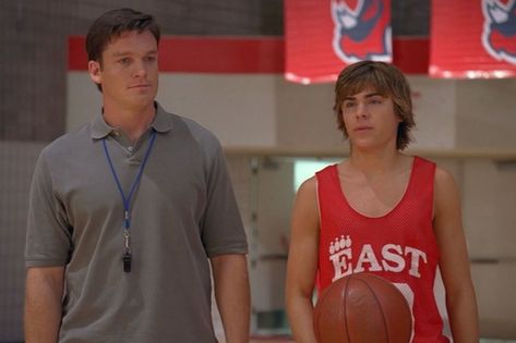 Troy Bolton desperately tries to become a singer and follow his true passion but his father refuses to accept that and tries to make him keep basketball as his number one priority. Coach Bolton, Bart Johnson, Become A Singer, High School Musical Costumes, High School Musical Cast, Wildcats High School Musical, High School Music, High School Musical 3, Troy Bolton