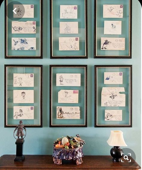 Magazine Frame Display, Framed Vintage Posters, Vintage Magazine Display, Vintage Art Display, Unique Art Display Ideas, Framed Objects Wall Art, Art Display Home, Antique Photo Display, How To Display Vintage Photos