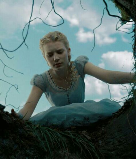 Alice Alice In Wonderland Video, Coraline Aesthetic, Alice In Wonderland Aesthetic, Mia Wasikowska, Tim Burton Films, Tim Burton Movie, Alice Madness, Disney Characters Videos, Disney Live Action