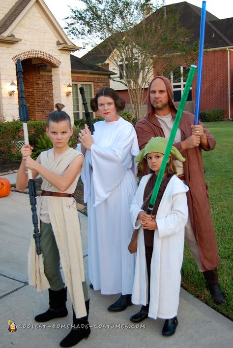 Coolest+Family+Star+Wars+Costumes+for+Halloween Easy Star Wars Costumes, Star Wars Family Costumes, Movie Fancy Dress, Star Wars Costumes Diy, Diy Star Wars, Halloween Costumes Diy, Star Wars Halloween Costumes, Easy Cosplay Ideas, Leia Costume