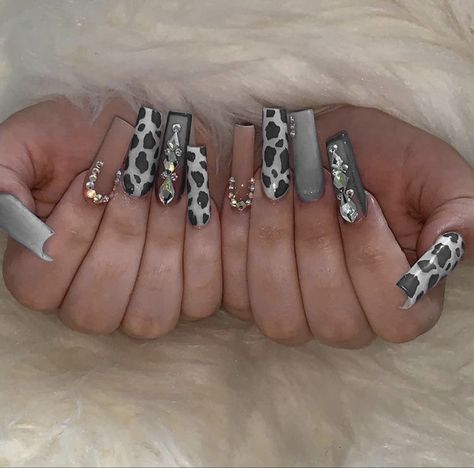 Western Bling Nails, Western Theme Nails Cowboy Boots, Western Nails Acrylic Long, Farm Theme Nails, Vaquera Nails, Rodeo Nails Westerns, Summer Western Nails, Bling Nail Designs, Cute Western Nails