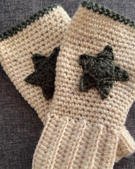 crochet fingerless gloves with a cute little star patch! Crochet Fingerless Gloves Free Pattern, Crochet Hand Warmers, Crochet Mittens Pattern, Crochet Gloves Pattern, Crochet Brooch, Crochet Business, Crochet Fingerless Gloves, Crochet Vintage, Crochet Stars