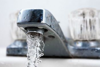 Why There Is No Such Thing As 'Safe' Tap Water | Wake Up World Running Tap Water, Global Food, Water Safety, Super Foods, Tap Water, Food Chain, Global Recipes, Running Water, Alternative Health