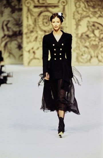 Chanel Archive, 90s Fashion Dresses, Chanel Fashion Show, Original Supermodels, Chanel Couture, Chanel Spring, Christy Turlington, Chanel Fashion, Fashion Show Collection