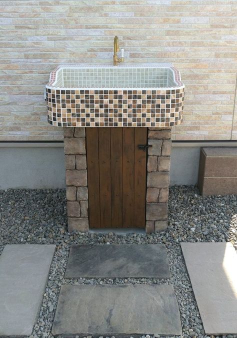 Outdoor Sink, Dirty Kitchen, Outdoor Sinks, Garden Yard Ideas, Outdoor Bbq, Backyard Landscaping Designs, Garden And Yard, Outdoor Table, Backyard Landscaping