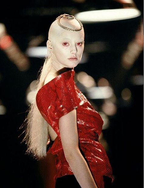 MCQUEEN Mcqueen 3, Modern Vampires, Fall Fashion Skirts, Outfit Essentials, Savage Beauty, Avant Garde Fashion, Cyberpunk Art, Modernism, Chess