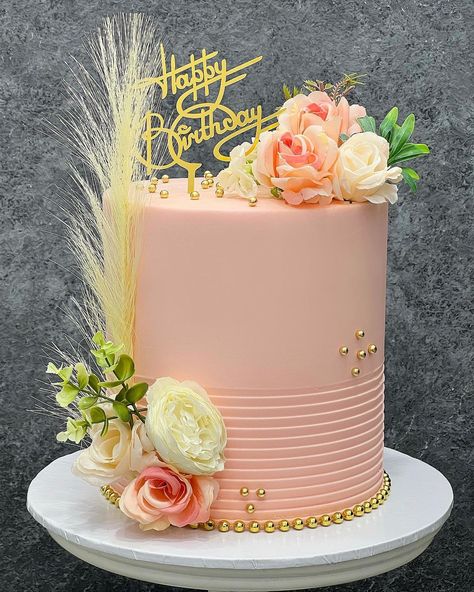 Egbuna kosisochukwu dominion / CAKES IN BENINCITY | A cake is always a nice way to show love to the special people in our lives . We are here to help you speak those through our yummy, fluffy… | Instagram Elegant Pink Cake, Latest Birthday Cake, Floral Birthday Cake, Nice Cakes, Corazones Gif, Whipped Cream Cakes, Girly Cakes, Buttercream Cake Decorating, Beautiful Cake Designs