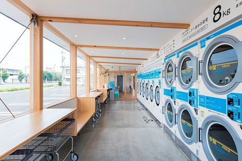 Modern laundromat-cafe in Japan helps customers pass the time  - Curbedclockmenumore-arrownoyes : The project wanted to give the laundromat a domestic feel Japan Laundromat, Container Laundromat, Laundromat Design, Modern Laundromat, Coin Laundromat, Laundry Marketing, Laundry Bar, Laundromat Business, Self Service Laundry