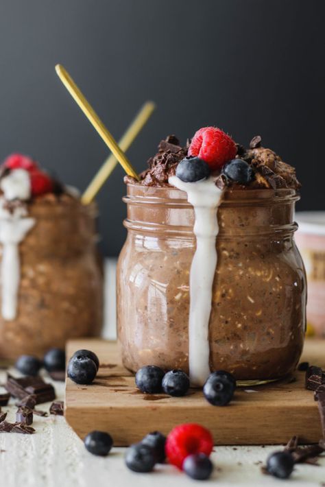 Hot Chocolate Overnight Oats - Flora & Vino Overnight Oats With Chocolate, Oats With Chocolate, Chocolate Cashew, Almond Milk Yogurt, Chocolate Overnight Oats, Overnight Oatmeal Recipes, Quick Meal Prep, Sweet Jars, Chocolate Oats