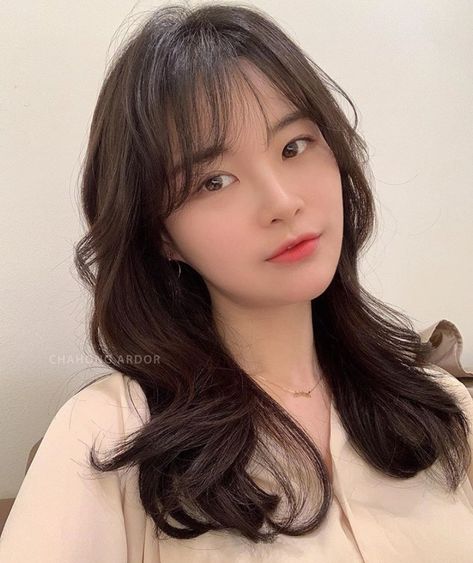 Straight Hairstyles Medium, Korean Haircut, Pretty Hair Color, Side Bangs, Long Hair With Bangs, Short Hair With Bangs, Long Hair Girl, Hair Inspo Color, Long Hair Cuts