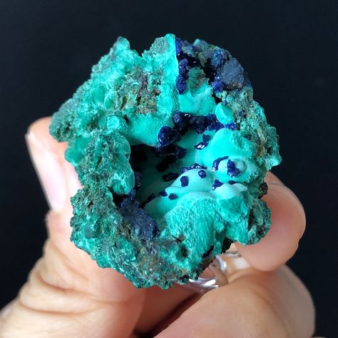 Premium Raw Malachite Azurite Crystal Ring | Sparkling Blue Granules | Treasure in the Cave 📏Stone Size： 36.2mm x 31.3mm x 18.9mm 🪨💍 Let us experience the natural and intense energy of the unpolished raw gemstone! Every raw stone ring we design is paired with a one-of-a-kind gemstone that cannot be found anywhere else. ⛰️🕳️💎😮This raw Malachite Azurite crystal ring is in high quality, the green Malachite looks as smooth as a silk, and the Azurite crystals are in sparkling granules for... Azurite Crystals, Raw Malachite, Raw Stone Ring, Azurite Malachite, Green Malachite, The Cave, Crystal Ring, Raw Gemstones, Raw Stone