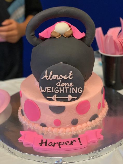 Girl baby weightlifting CrossFit gym shower cake Weightlifting Gender Reveal, Gym Baby Shower Theme, Crossfit Baby Shower Ideas, Gym Gender Reveal Ideas, Crossfit Baby, Gym Cake, Gender Reveal Baby Shower Themes, Baby Shower Cakes Girl, Crossfit Gym