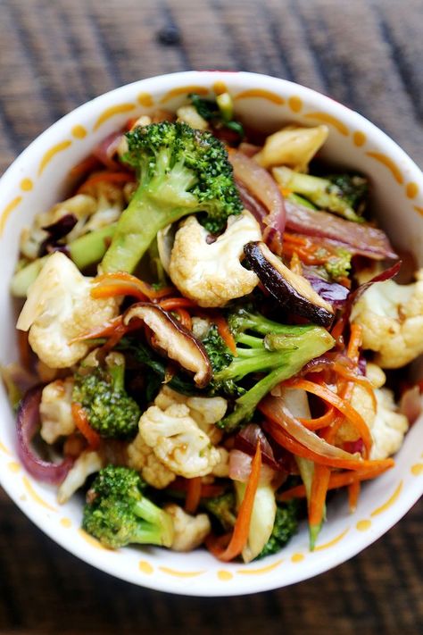 Vegetable StirFry with Carrots, Broccoli, Cauliflower, Bok choy , Red Onions & Shitake Mushrooms... Carrots Broccoli, Diner Recept, Resep Diet, Broccoli Cauliflower, Low Carb Lunch, Veggie Stir Fry, God Mat, Vegetable Stir Fry, Low Carb Dinner