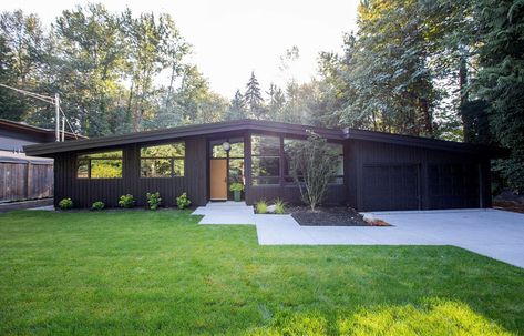 Edgemont Bungalow by Hasler Homes « HomeAdore Mid Century Modern Bungalow Exterior, Midcentury Modern Bungalow Exterior, Mid Century Bungalow Exterior, Rambler House Exterior, Mid Century Front Porch, Mid Century Modern Detached Garage, Midcentury Modern House Exterior 2 Story, Rambler House, Contemporary Bungalow