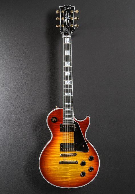 Gibson Les Paul Sunburst, Guitar Gibson, Guitar Aesthetic, Gibson Les Paul Custom, Gibson Electric Guitar, Electric Guitar And Amp, Guitar Room, Guitar Rig, Bass Ukulele