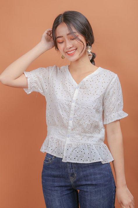 Hakoba Crop Top, Hakoba Tops, Croptop Aesthetic Outfit, Long Skirt Top Designs, Blouse Casual Fashion, Simple Kurta Designs, Women Blouses Fashion, Trendy Dress Outfits, Fashion Tops Blouse