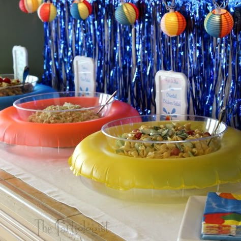 Pool Party Table Decorations, Pool Party Table, Beach Ball Party, Pool Party Kids, Splash Party, Swimming Party, Beach Birthday Party, Luau Birthday Party, Beach Balls