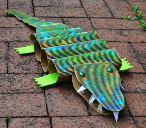 Art with Kids: Cardboard Crocodiles Tropisk Fest, Crocodile Craft, Shower Water, Vbs Crafts, Safari Party, Vacation Bible School, Crocodiles, Camping Art, Paper Crafts For Kids