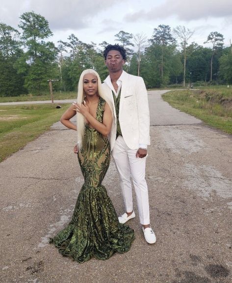 Prom Couples Outfits, Open Back Prom Dress, Back Prom Dress, Prom Pictures Couples, Mermaid Gown Prom, Prom Couples, Formal Evening Gown, Green Prom, Prom Girl Dresses