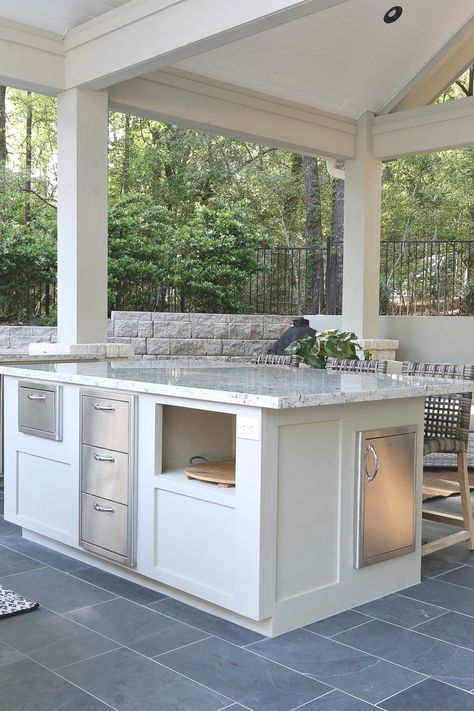 Outdoor Kitchen And Pool, Outdoor Kitchen Countertops, Outdoor Kitchen Bars, House Outdoor, Outdoor Kitchen Design Layout, Kitchen Outdoor, Kitchen Designs Layout, Diy Outdoor Kitchen, Outdoor Kitchen Design