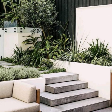 @blackandwhiteabode’s Instagram profile post: “look, one can dream! ❤️ via @harrisonslandscaping” Entertaining Garden, Planters Diy, Large Outdoor Planters, Avant Garden, Home Design Diy, Landscape Construction, Building A Pool, Side Garden, Outdoor Pots