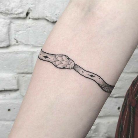 The Beautiful Spiritual Meaning Of A Snake Tattoo + 21 Mesmerizing Examples Snake Bracelet Tattoo, A Snake Tattoo, Ouroboros Tattoo, Laura May, 4 Tattoo, Tattoos Geometric, Tattoo Designs For Men, Spiritual Tattoos, Tattoo Bracelet