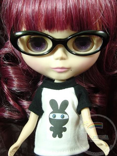 violet Blythe Dolls Glasses, Red Hair And Glasses, 1970s Aesthetic, Red Hair Doll, Twilight Core, Dark Red Hair, Black Eyeglasses, Big Eyes Art, Mysterious Girl